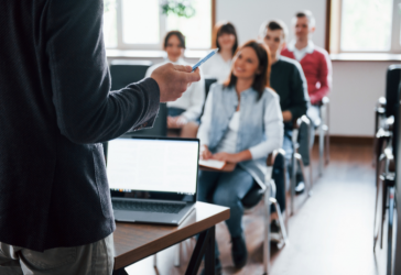 Jeunes NEETs : métiers, formations et recrutement pour raccrocher à l'avenir
