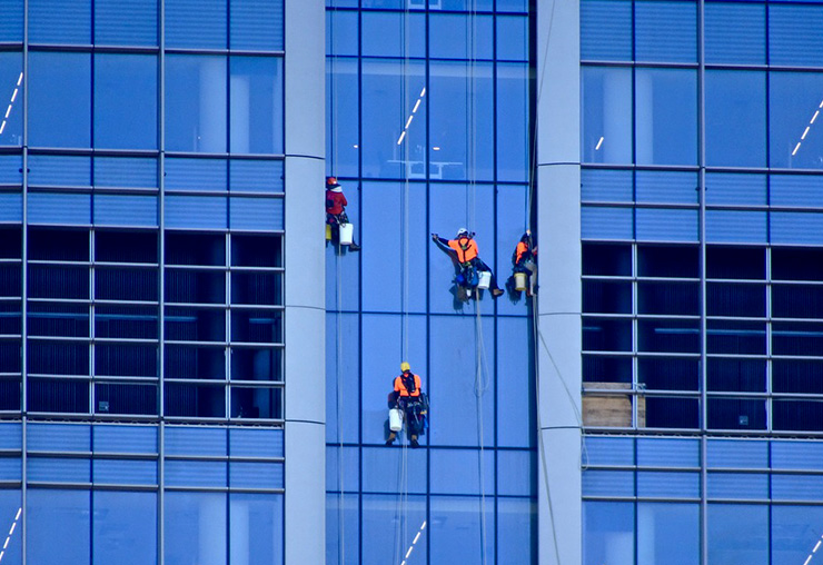 Entre sensations fortes et salaire confortable : le laveur de vitres des gratte-ciel